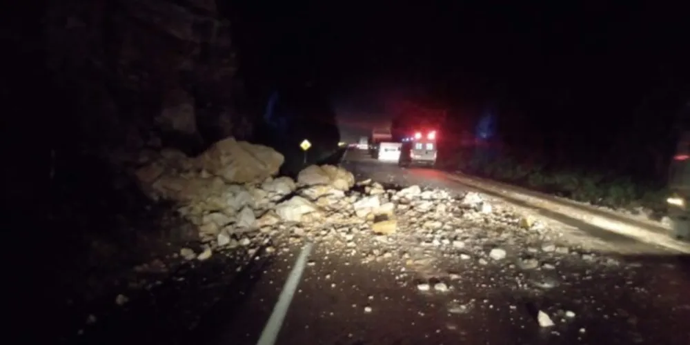 Policiais estão no local para sinalização da rodovia