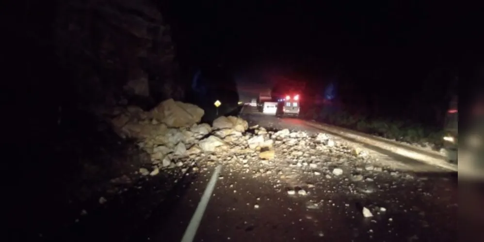 Policiais estão no local para sinalização da rodovia