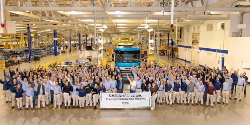 Colaboradores celebram a marca de 30 mil caminhões produzidos em Ponta Grossa