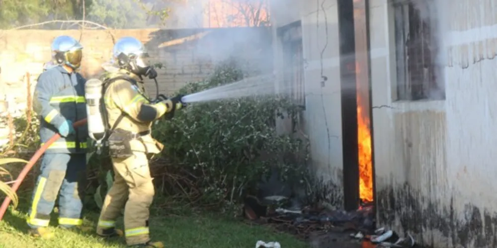 Equipes do Corpo de Bombeiros foram acionados até o local para conter as chamas
