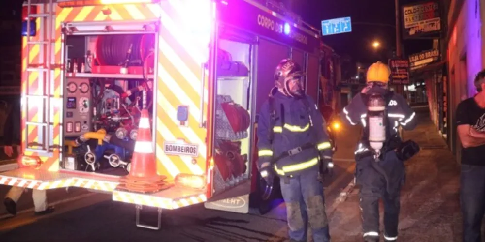As chamas não se alastraram para os outros cômodos, pois foram contidas pelos moradores que tiveram ajuda do Corpo de Bombeiros
