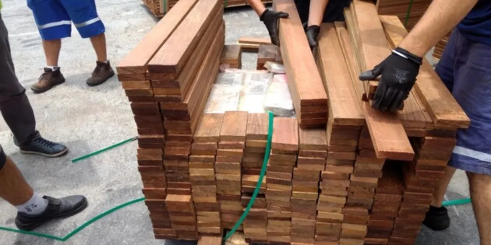 Criminosos escondiam drogas em tábuas de madeira