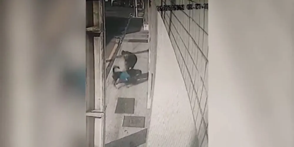A reportagem teve acesso a um vídeo gravado por câmeras de segurança, que mostra o ataque