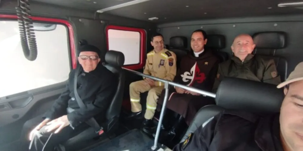 Passeio em caminhão do Corpo de Bombeiros aconteceu na quinta-feira (13)