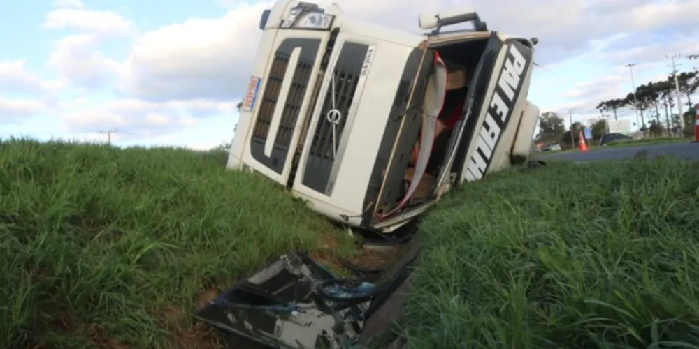Colisão aconteceu na tarde desta sexta-feira (14) no km 510 da rodovia, no sentido Curitiba-Ponta Grossa