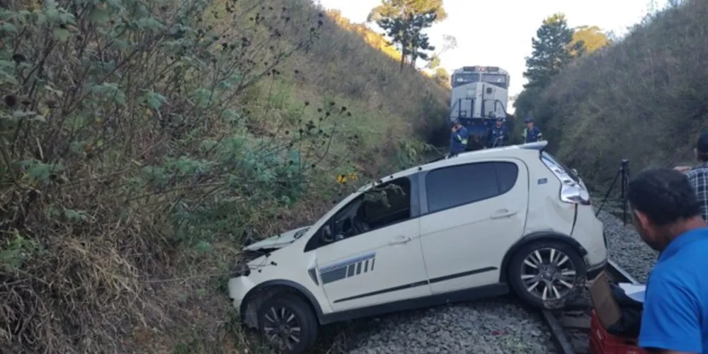 A mulher de 65 anos, que conduzia o carro, teve ferimentos moderados e foi atendida pelo Samu e pelo Corpo de Bombeiros