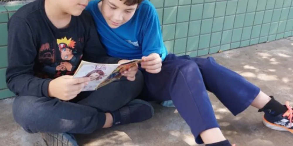 As atividades de leitura são realizadas de diferentes formas e utilizam todo o espaço escolar