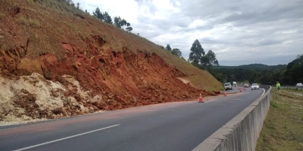 Pista está em meia faixa na altura do quilômetro 405