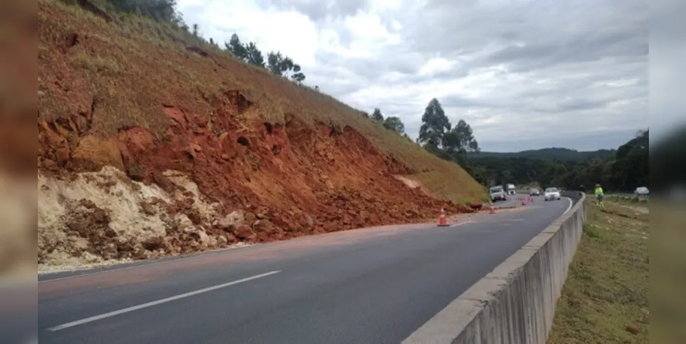 Pista está em meia faixa na altura do quilômetro 405