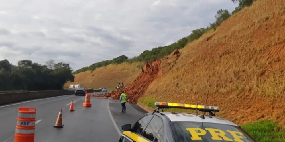 Trânsito está parcialmente interditado no sentido Ponta Grossa