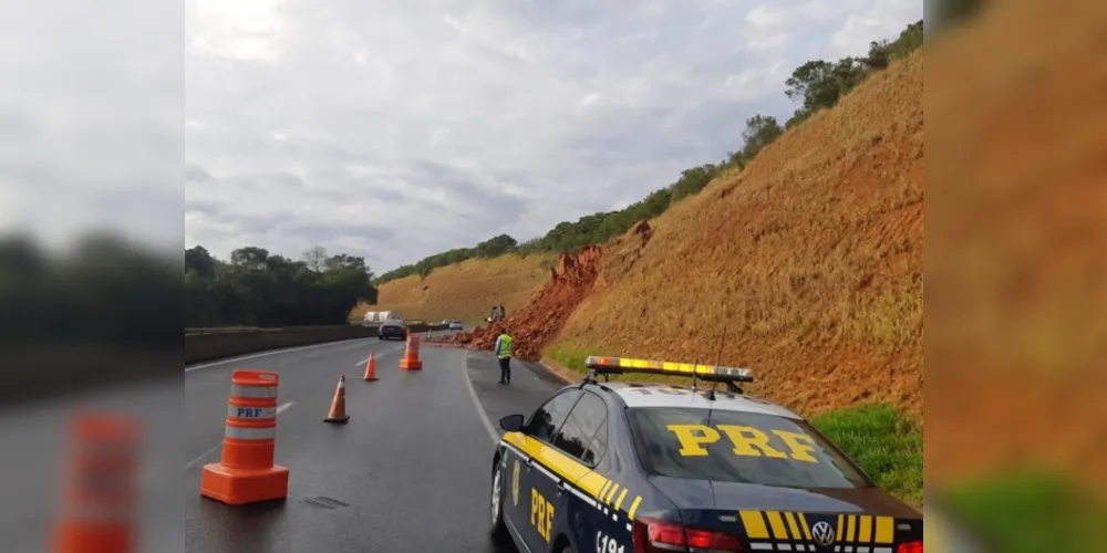 Trânsito está parcialmente interditado no sentido Ponta Grossa