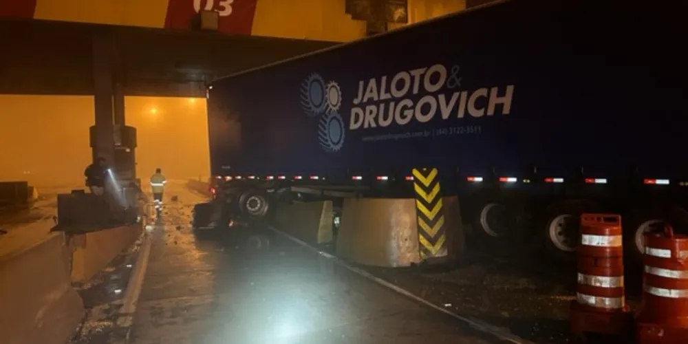 Cabine e parte da carreta ficaram danificadas