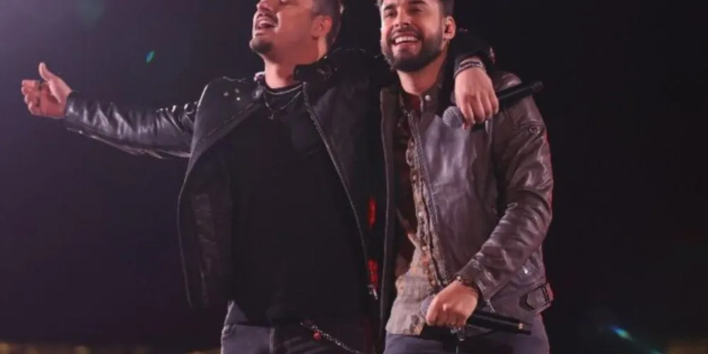 Clayton e Romário fazem show em PG na véspera de feriado