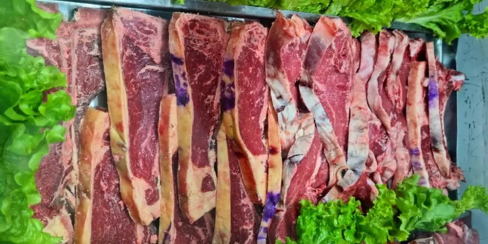 Estabelecimento oferece opções de kits de carnes para refeições do dia-a-dia e kits para o churrasco do fim de semana