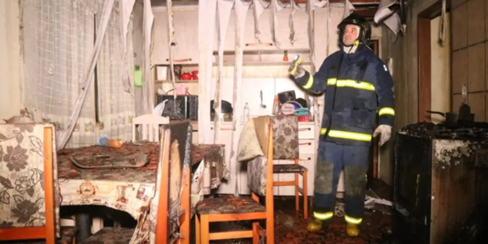 Bombeiros combateram as chamas e vistoriaram a residência