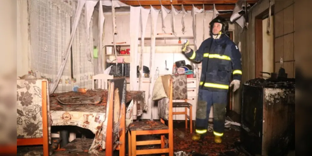 Bombeiros combateram as chamas e vistoriaram a residência