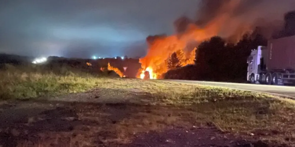 Acidente ocorreu no km 553 da rodovia, no sentido Curitiba; Há risco de explosão do veículo
