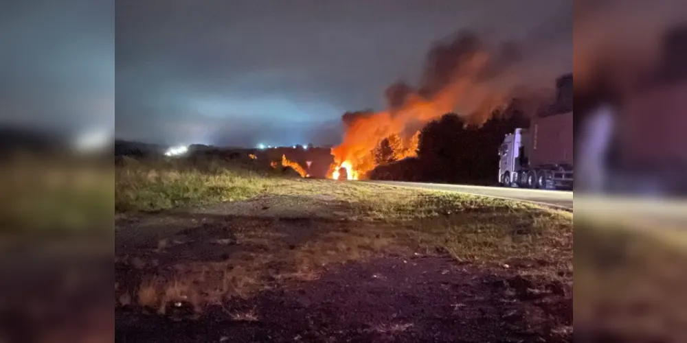 Acidente ocorreu no km 553 da rodovia, no sentido Curitiba; Há risco de explosão do veículo