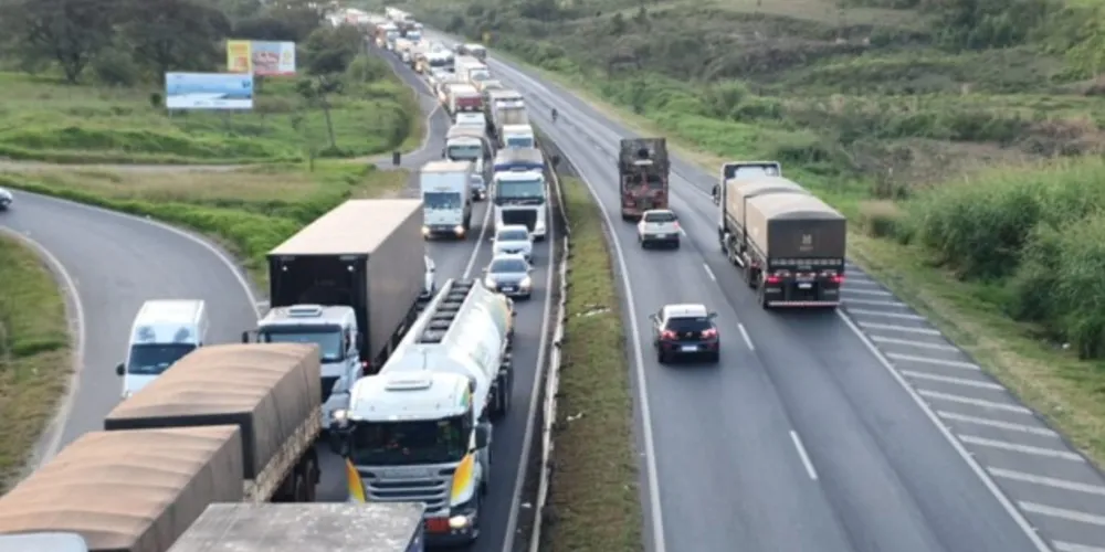 Motoristas enfrentam longas filas no trecho urbano por causa do acidente