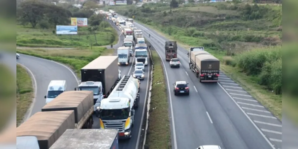 Motoristas enfrentam longas filas no trecho urbano por causa do acidente