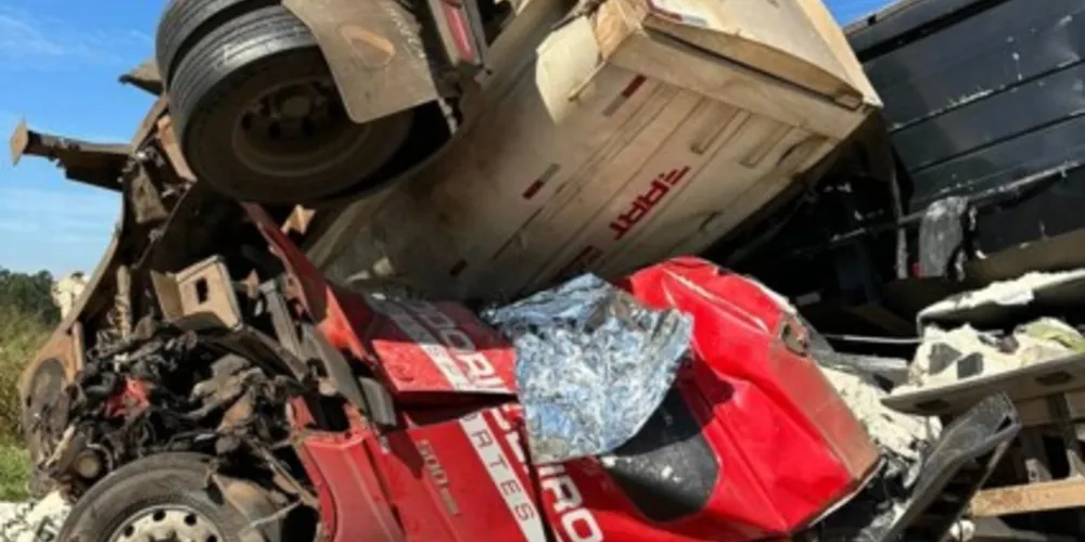 Um dos veículos acabou “esmagado” pelo outro com o impacto da batida