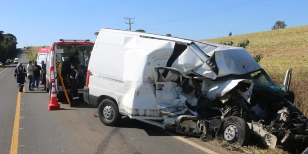 Vítimas viajavam na van que ficou destruída ao atingir a caminhonete