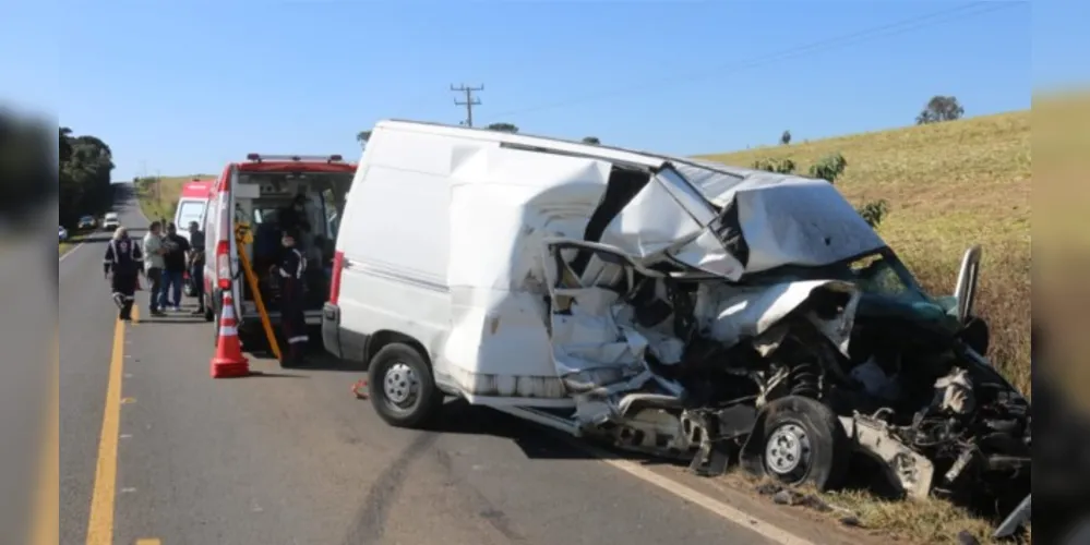 Vítimas viajavam na van que ficou destruída ao atingir a caminhonete