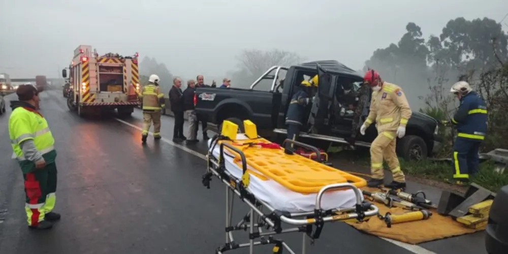 Uma F-250, cabine dupla, rodou na pista e atingiu a defensa metálica