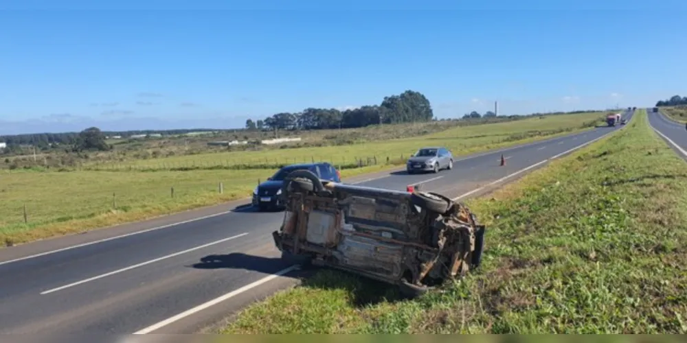 O veículo Strada seguia no trecho entre Ponta Grossa a Curitiba quando saiu da pista