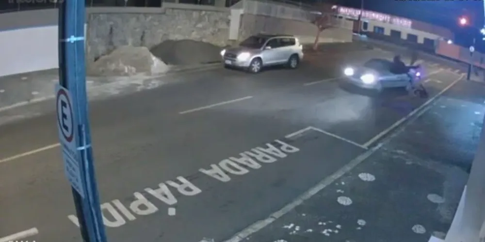 O motorista atropelou o ciclista e fugiu sem prestar socorro.