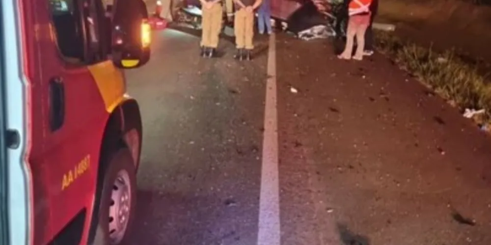 O acidente envolveu um carro de passeio e um ônibus de turismo.