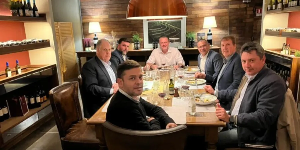 Convite foi entregue em um jantar com o ministro