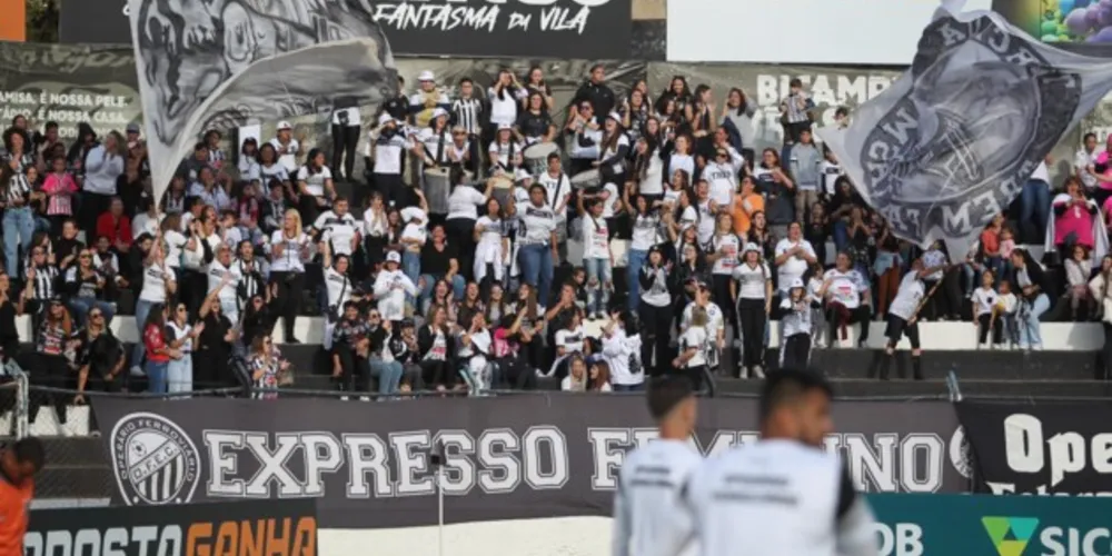Torcida feminina compareceu em peso ao estádio neste domingo