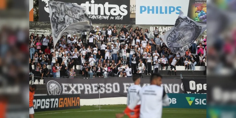 Torcida feminina compareceu em peso ao estádio neste domingo