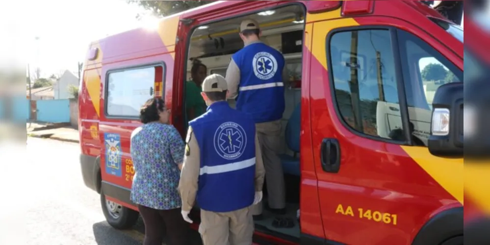 Bombeiros e socorristas do Siate prestaram atendimento à vítima