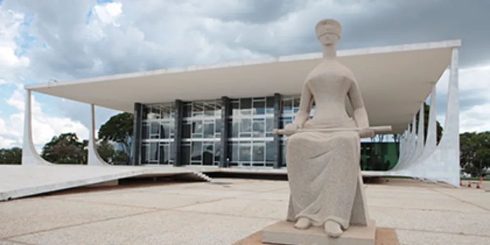 Os ministros do Supremo Tribunal Federal (STF) começaram a julgar uma ação que pode liberar magistrados de todo o País para julgar casos em que as partes sejam clientes de escritórios de cônjuges, parceiros e parentes. A ação foi movida pela Associa