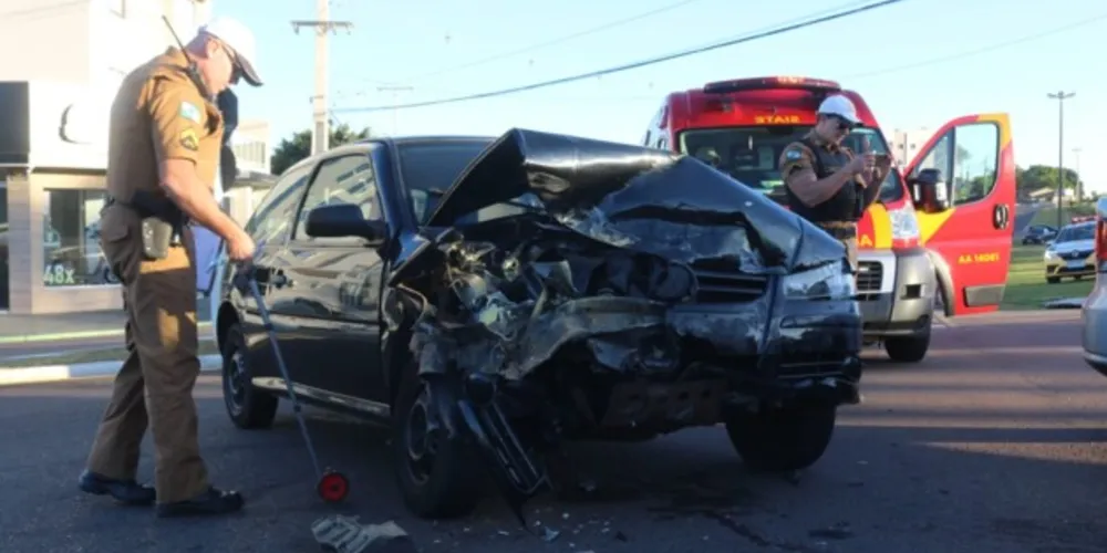 Os dois veículos sofreram danos materiais no acidente