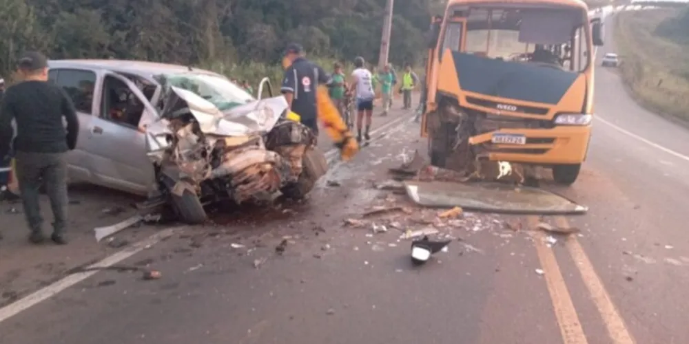 Colisão envolvendo micro-ônibus e carro aconteceu no Contorno Leste