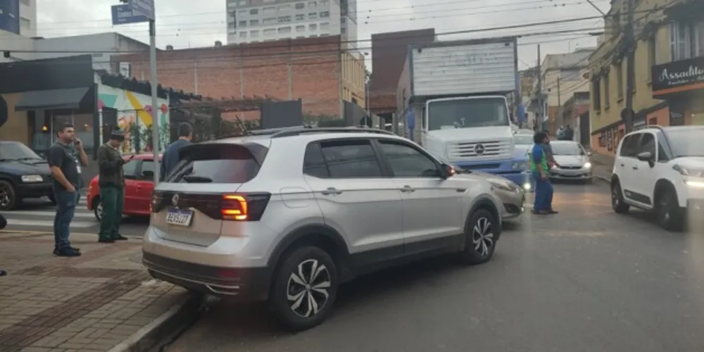 Motorista do Volkswagen T Cross avançou a preferencial, foi atingido e parou na contramão da via