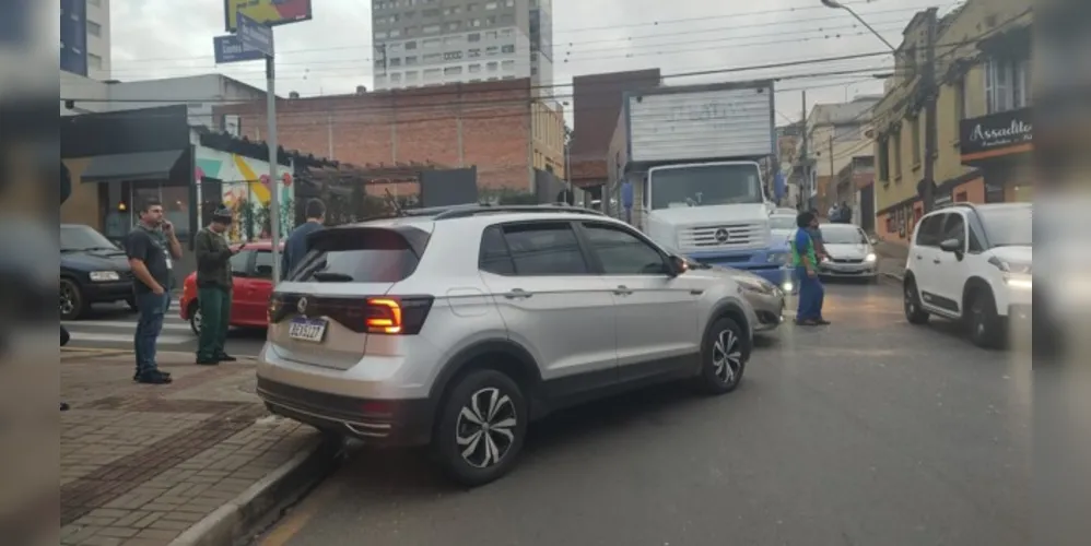 Motorista do Volkswagen T Cross avançou a preferencial, foi atingido e parou na contramão da via