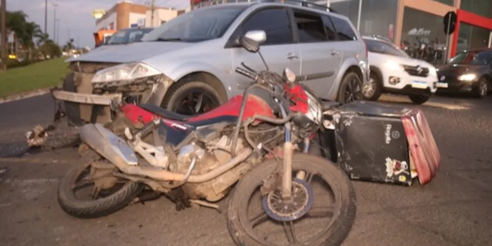 Batida em cruzamento deixou motociclista ferido