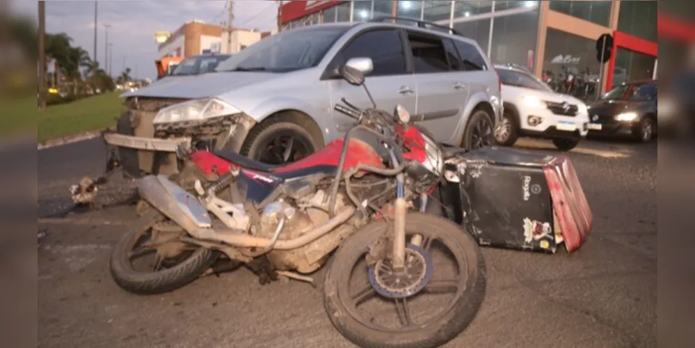 Batida em cruzamento deixou motociclista ferido