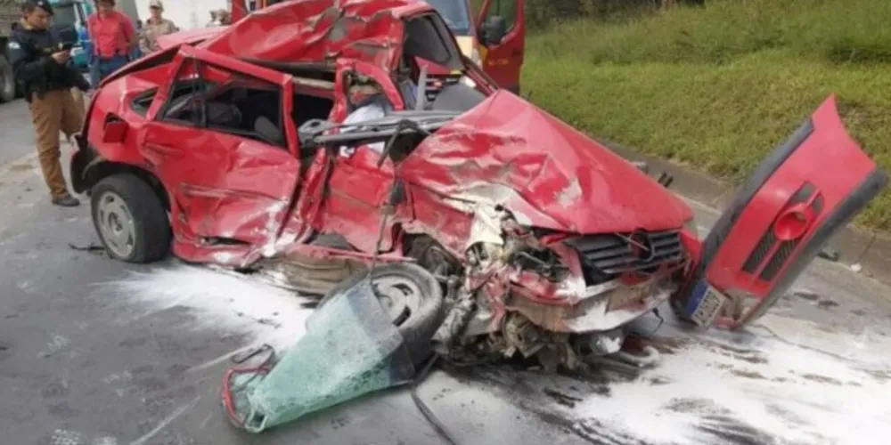 Carro ficou destruído após atingir caminhão em rodovia