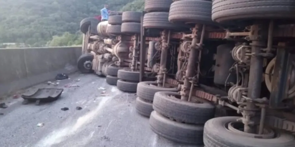 Acidente aconteceu na manhã deste sábado, em Morretes