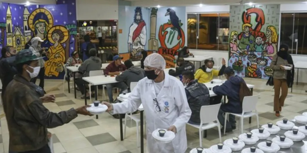 Parlamentares argumentam que a distribuição de alimentos na região central atrapalha o comércio