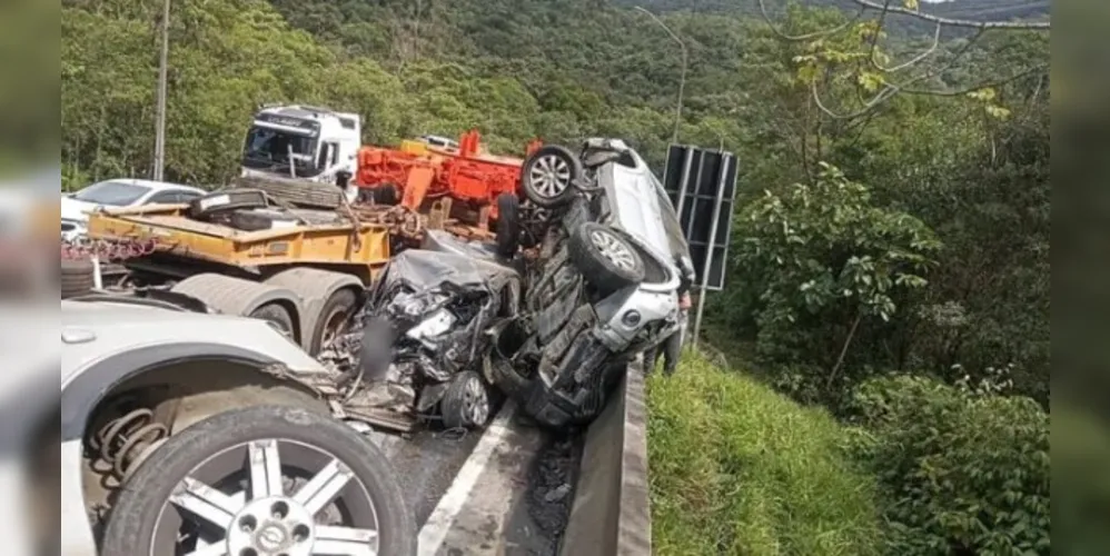 Acidente envolveu diversos veículos e deixou seis pessoas feridas