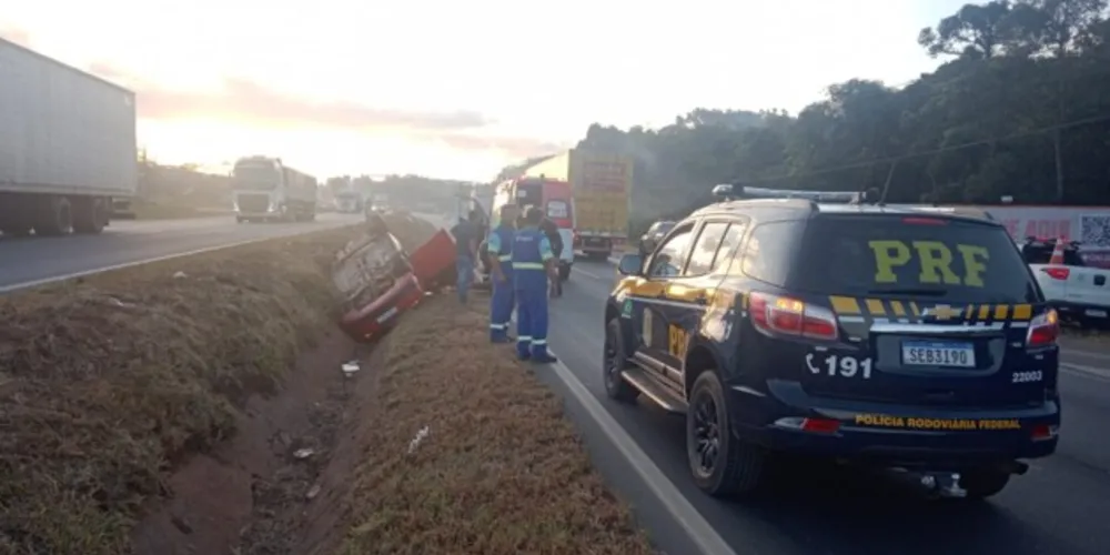 Veículo capotou e parou com as rodas para o ar no canteiro divisor