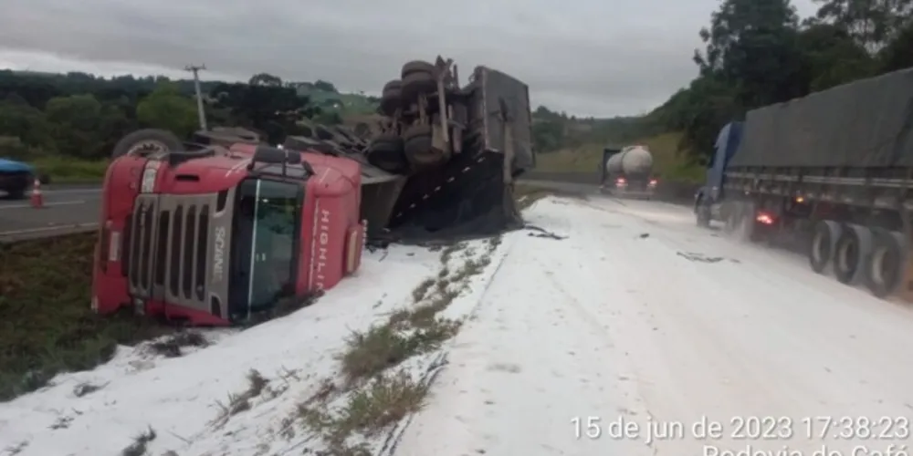 Carreta perdeu a carga de ureia ao tombar no canteiro central da rodovia