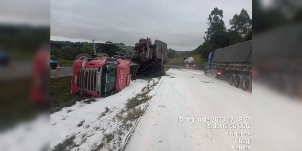 Carreta perdeu a carga de ureia ao tombar no canteiro central da rodovia