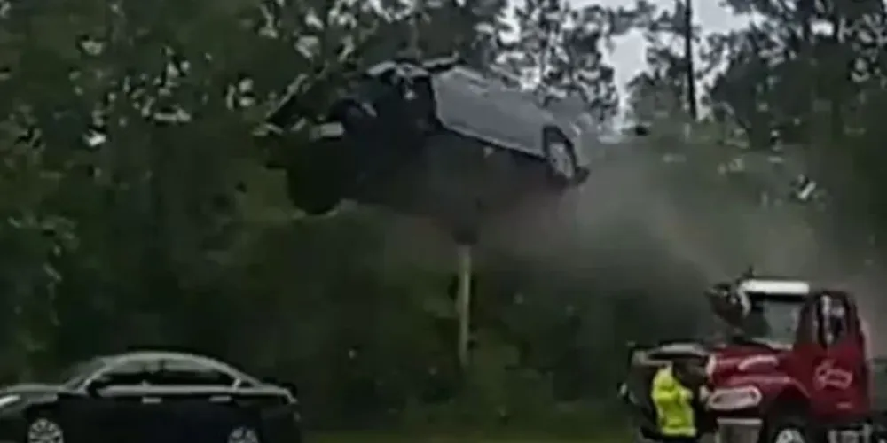 Veículo sobe a rampa de um guincho e voa mais de 30 metros adiante.